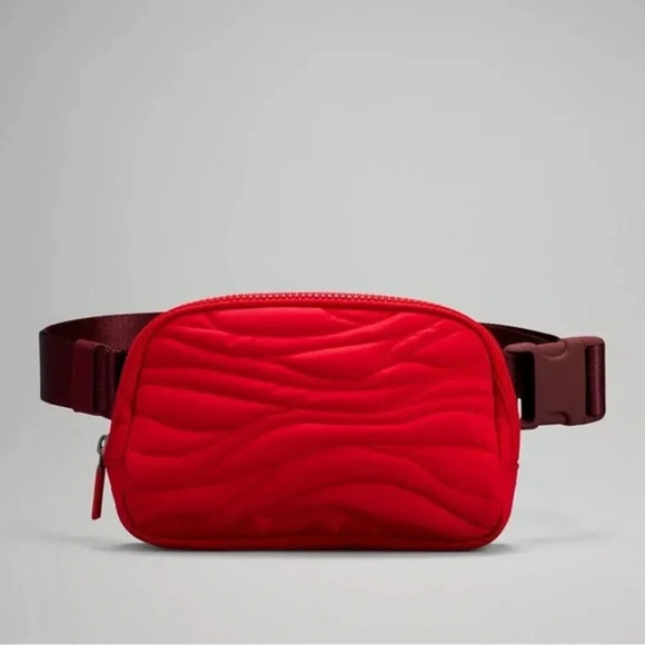 🆕🇨🇦 Lululemon Team Canada Everywhere Belt Bag Crimson Red Merlot - Picture 1 of 7